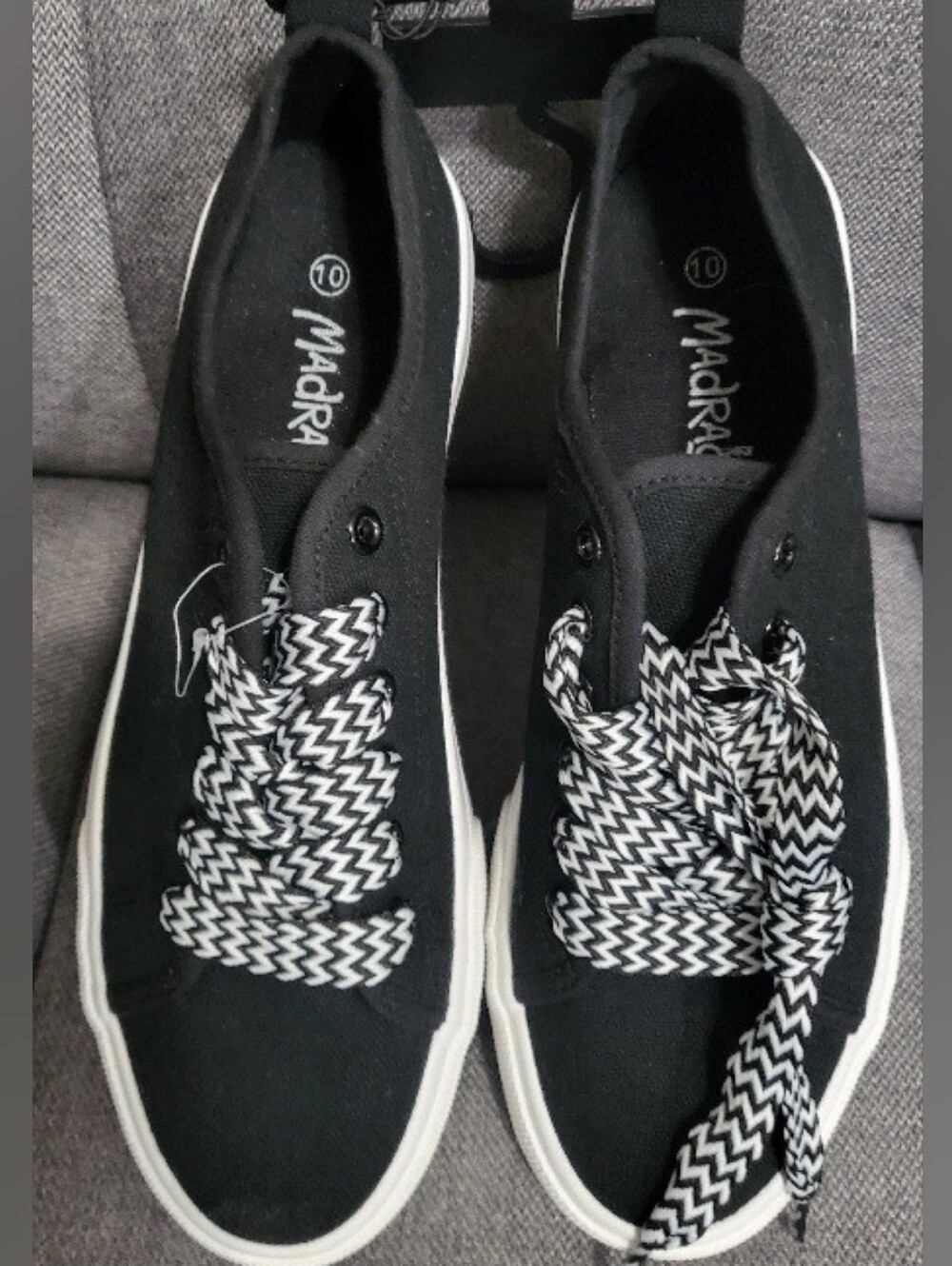 Madrag Womens Black Canvas Low-Top Sneakers with Zigzag Laces Sz 10 NWOT